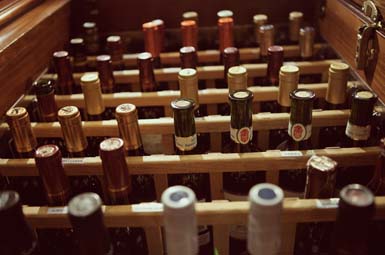 Botellas de vino colocadas en la bodega